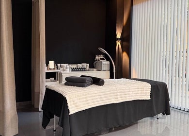Sala de tratamientos en Eclipse Boutique de Bienestar, Málaga, Andalucía, ES con cama de masaje preparada.