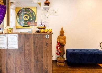 Reception at Wiphaspa2 Thai Massage, Paris, Île-de-France, FR, featuring a traditional decor with a Buddha statue.