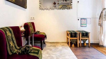 Elegant seating area at Wiphaspa2 Thai Massage in Paris, Île-de-France, FR, featuring classic decor.