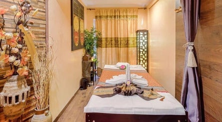 Calming massage room at Wiphaspa2 Thai Massage in Paris, Île-de-France, FR, featuring tranquil decor and a massage table.