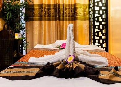 Elegant massage room at Wiphaspa2 Thai Massage, Paris, Île-de-France, FR with crisp linens and soothing decor.