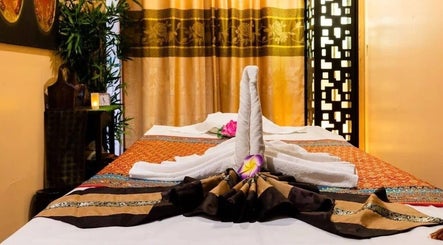 Elegant massage room at Wiphaspa2 Thai Massage, Paris, Île-de-France, FR with crisp linens and soothing decor.