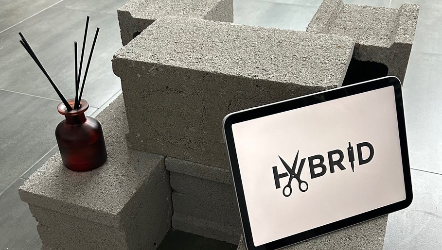 Διακοσμητική απεικόνιση στο HYBRIDBARBERSTUDIO, Θεσσαλονίκη, Ελλάδα με μοντέρνο στυλ.