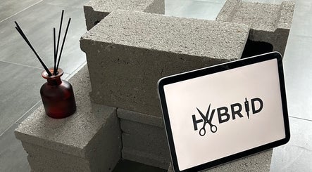 Διακοσμητική απεικόνιση στο HYBRIDBARBERSTUDIO, Θεσσαλονίκη, Ελλάδα με μοντέρνο στυλ.