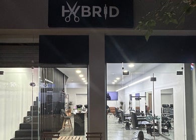 Εξωτερική όψη του HYBRIDBARBERSTUDIO στη Θεσσαλονίκη, Ελλάδα, GR, με μοντέρνα διακόσμηση και φωτισμό.