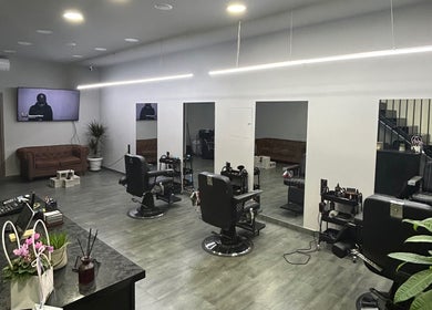 Εσωτερικό του HYBRIDBARBERSTUDIO, Θεσσαλονίκη, Ελλάδα με μοντέρνα καθίσματα και κομψή διακόσμηση.