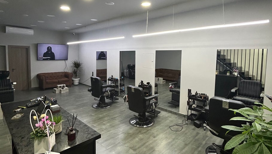 Σαλόνι του Hybridbarberstudio στη Θεσσαλονίκη, Ελλάδα, GR με σύγχρονα καθίσματα κομμωτηρίου.