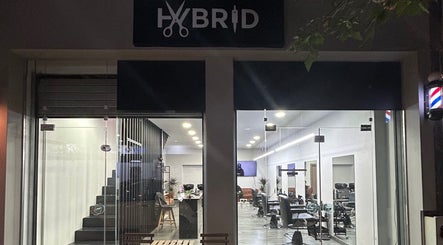 Η πρόσοψη του Hybridbarberstudio σε φώτα νυκτός, Θεσσαλονίκη, Ελλάδα, GR.