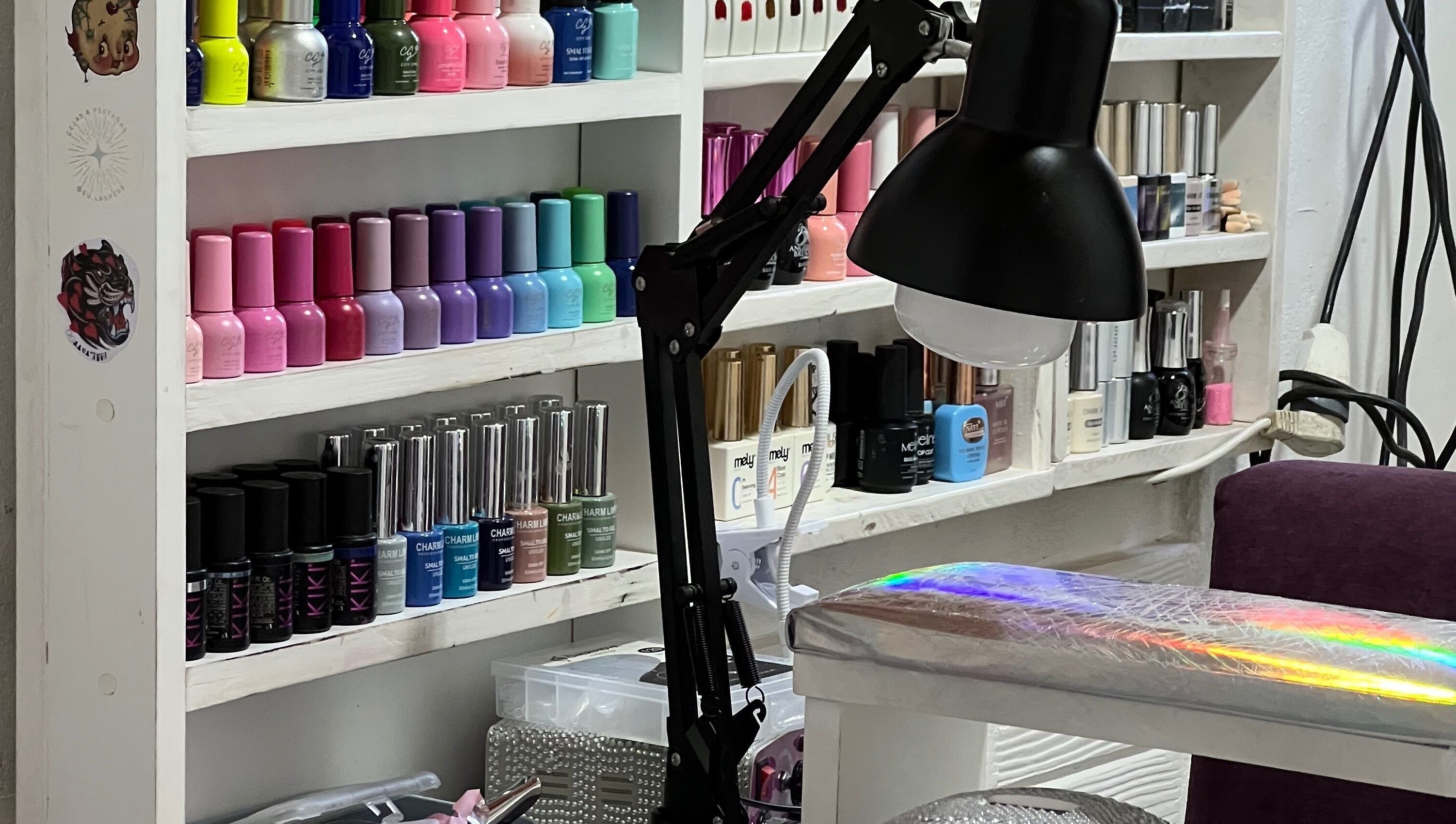 Estante de esmaltes en By Cami Nails Studio, General Pacheco, Provincia De Buenos Aires, AR.