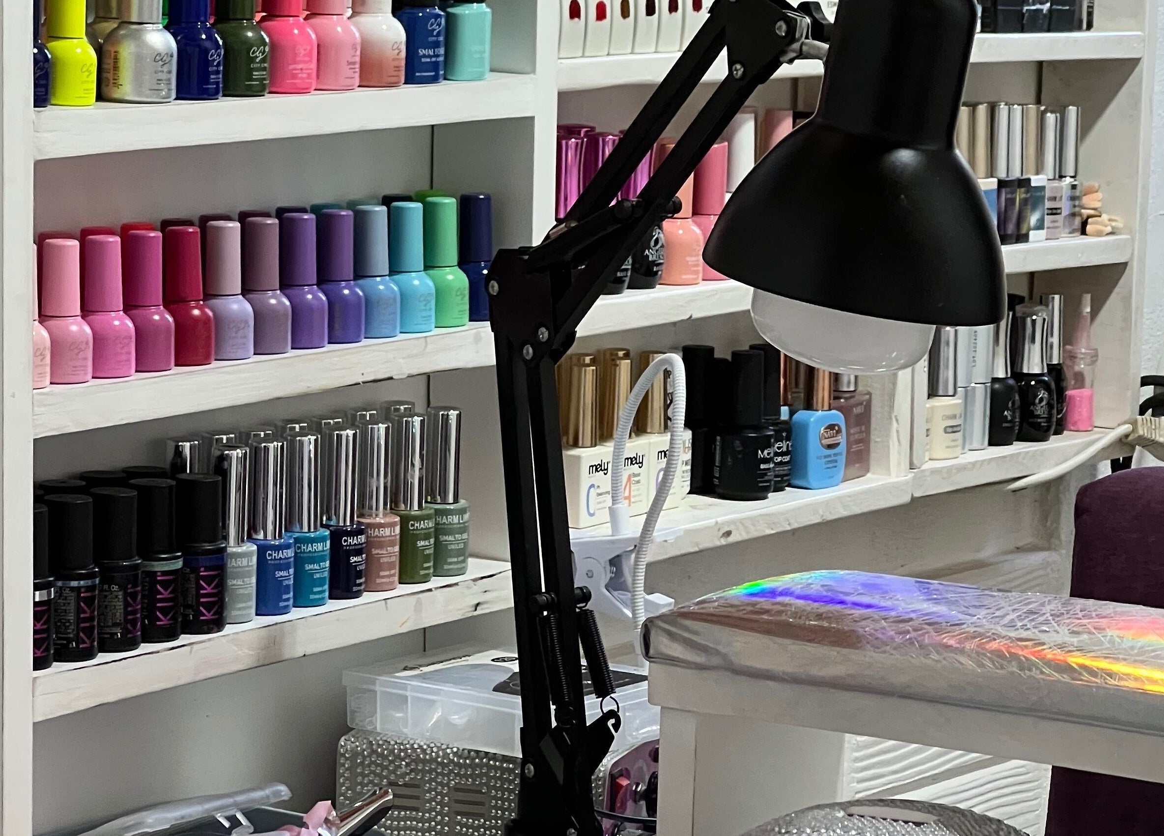 Estante de esmaltes en By Cami Nails Studio, General Pacheco, Provincia De Buenos Aires, AR.