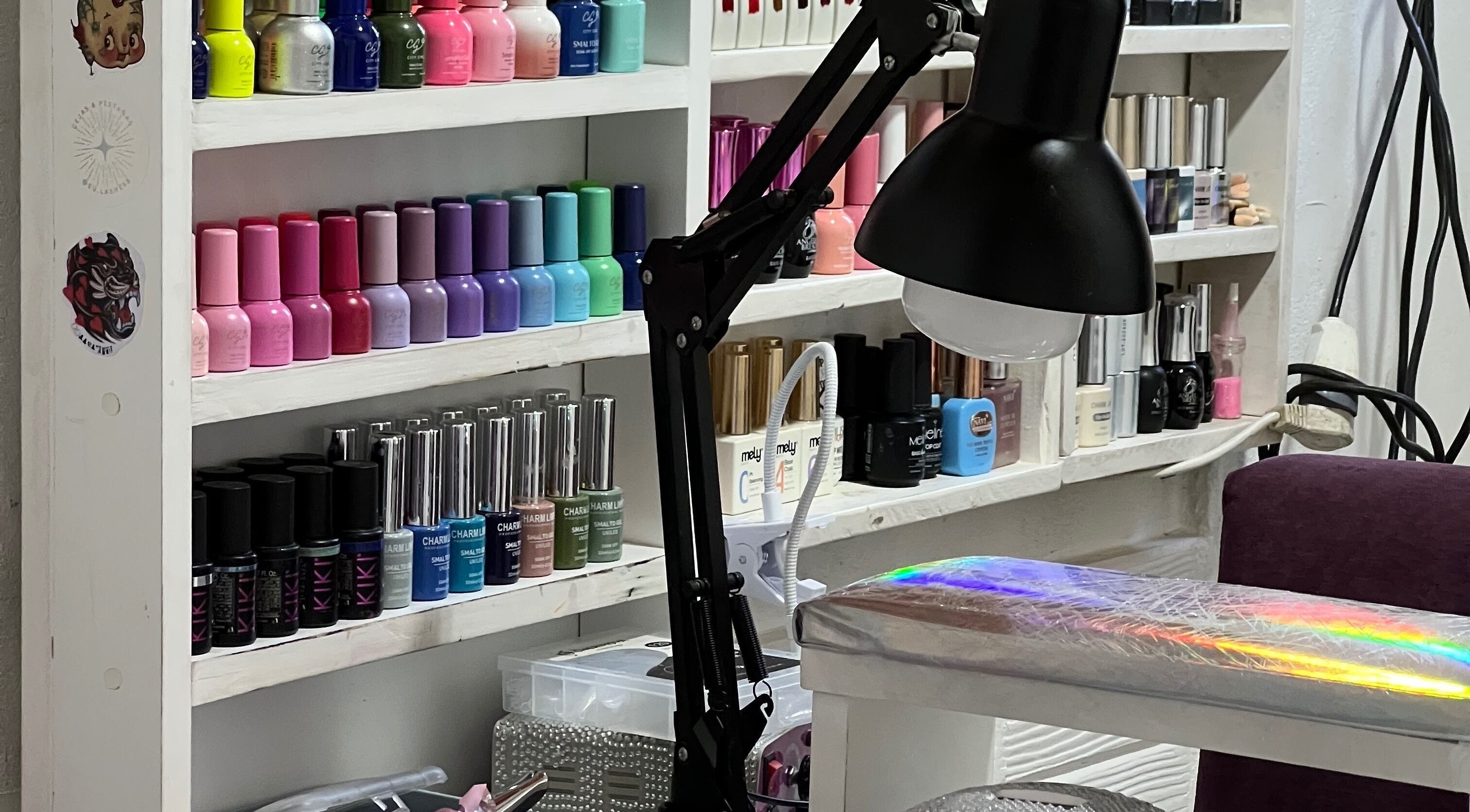 Estante de esmaltes en By Cami Nails Studio, General Pacheco, Provincia De Buenos Aires, AR.