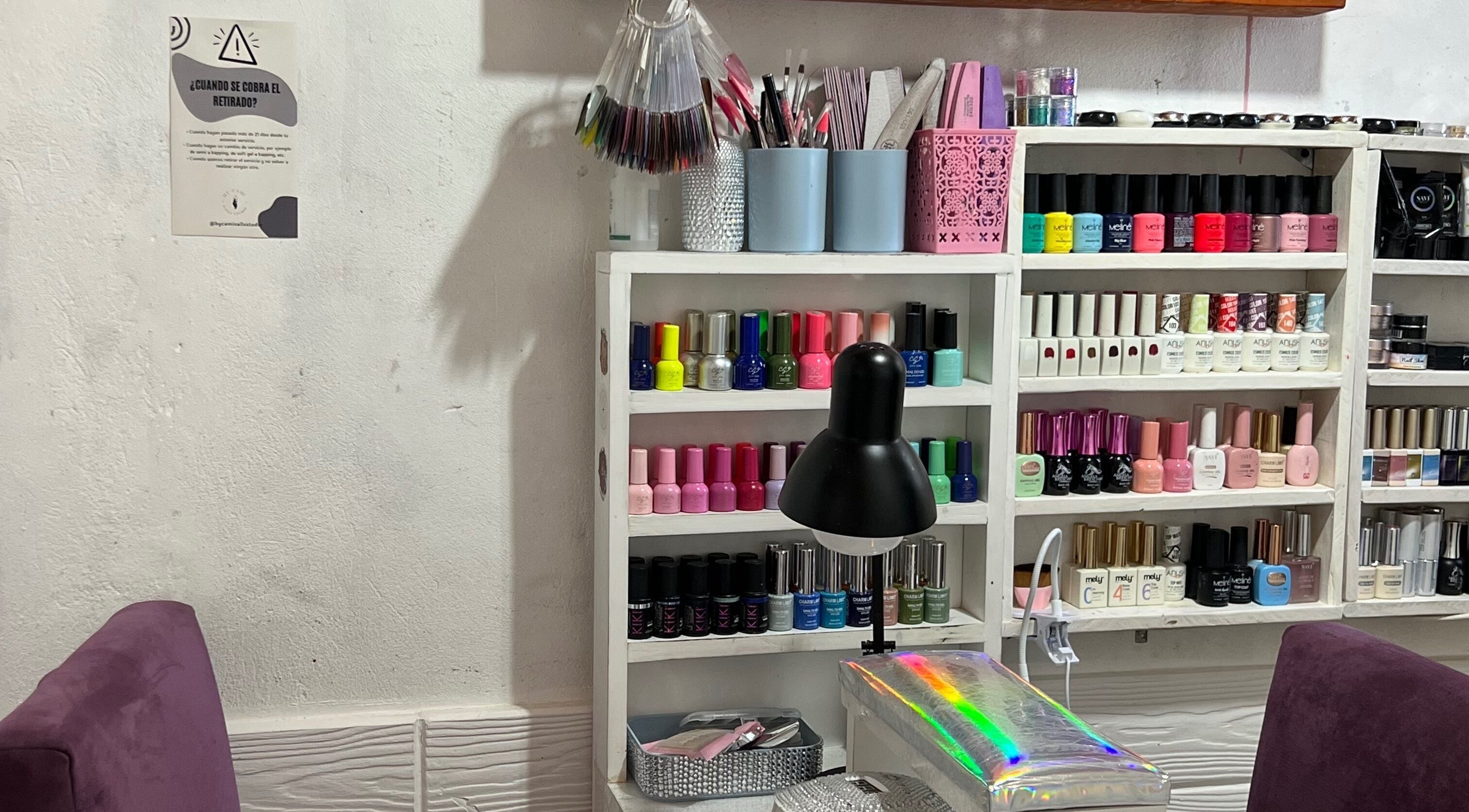 Interior de By Cami Nails Studio en General Pacheco, Provincia De Buenos Aires, AR con estantes de esmaltes de uñas.