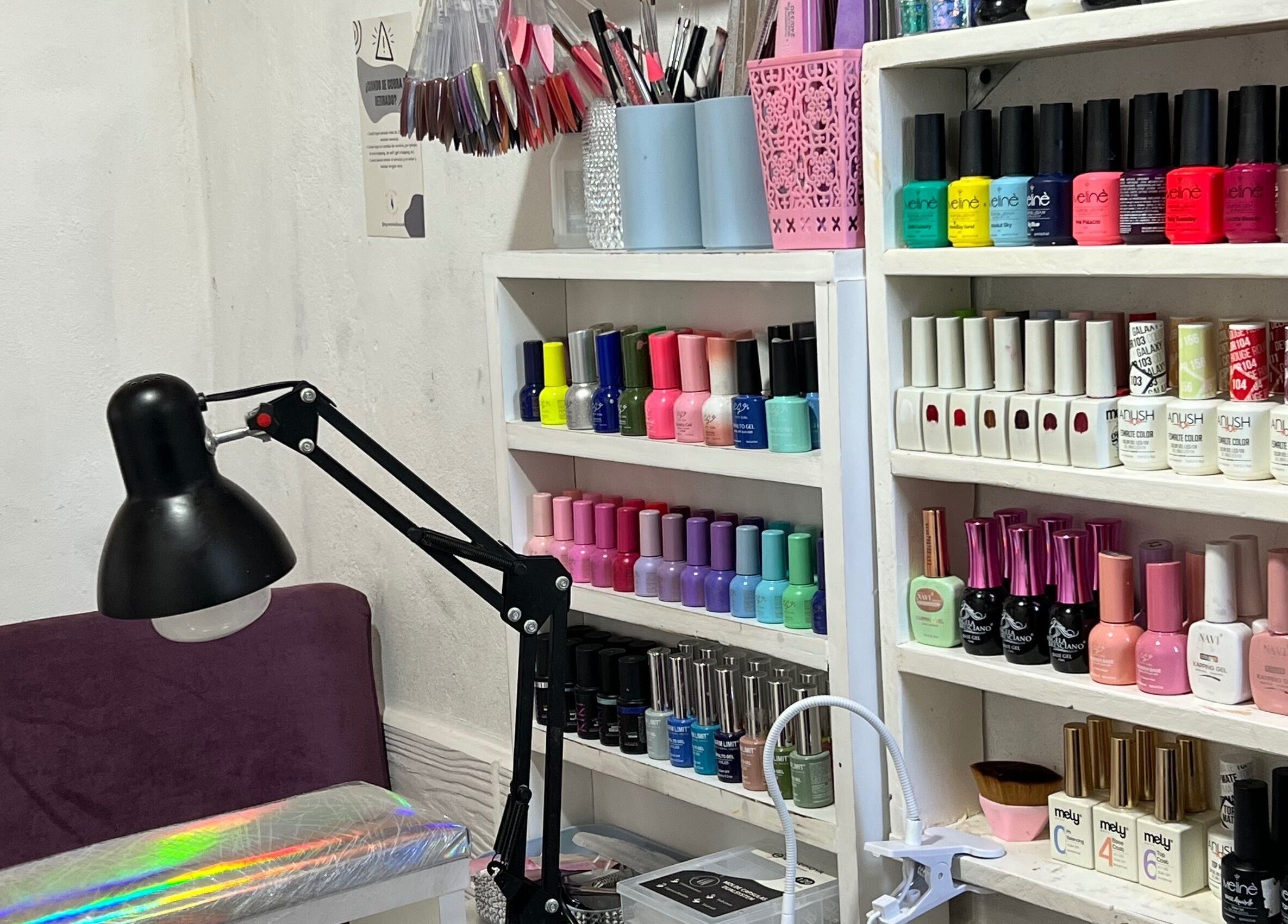 Estante con esmaltes en By Cami Nails Studio, General Pacheco, Provincia De Buenos Aires, AR.