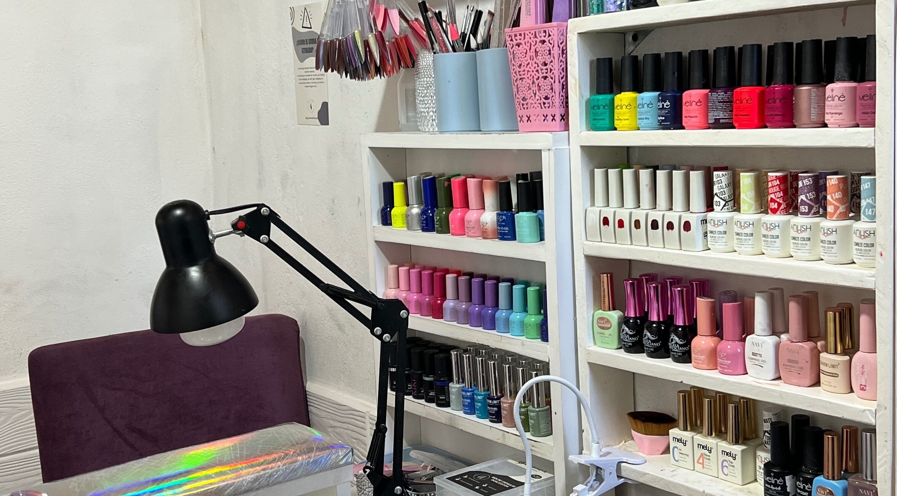 Estante con esmaltes en By Cami Nails Studio, General Pacheco, Provincia De Buenos Aires, AR.