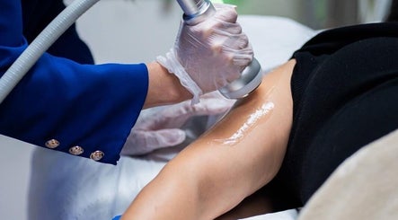 Body contouring treatment at Divine Skin and Body are, Glasgow, Scotland, GB, enhancing leg aesthetics.