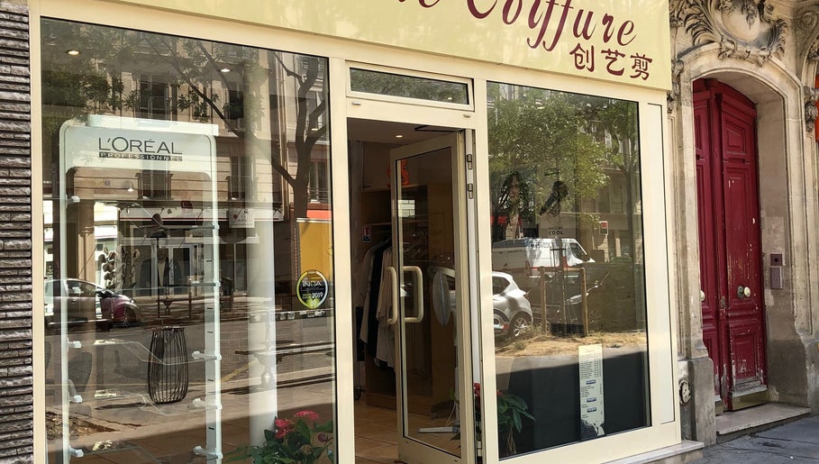 Alexandre coiffure门面，位于巴黎Île-de-france，突出优雅设计。