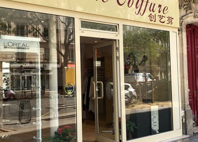 Alexandre coiffure门面，位于巴黎Île-de-france，突出优雅设计。