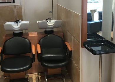 巴黎Île-de-france的Alexandre coiffure洗发区，舒适座椅与现代洗头盆。