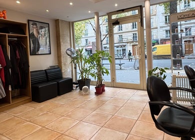 Alexandre Coiffure沙龙内景，位于巴黎，Île-de-france，FR，展现现代与舒适。