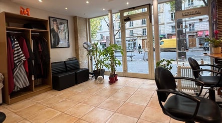 Alexandre Coiffure沙龙内景，位于巴黎，Île-de-france，FR，展现现代与舒适。