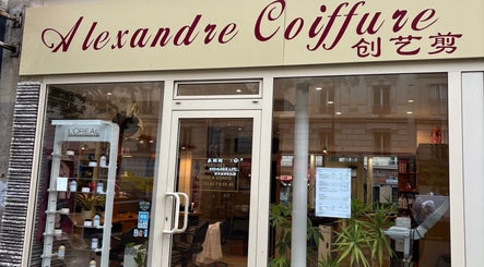 Alexandre Coiffure位于巴黎Île-de-france外观，展示现代且优雅的设计。