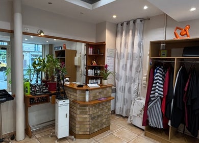 巴黎法兰西岛Alexandre Coiffure内部，展示时尚温暖的接待区。