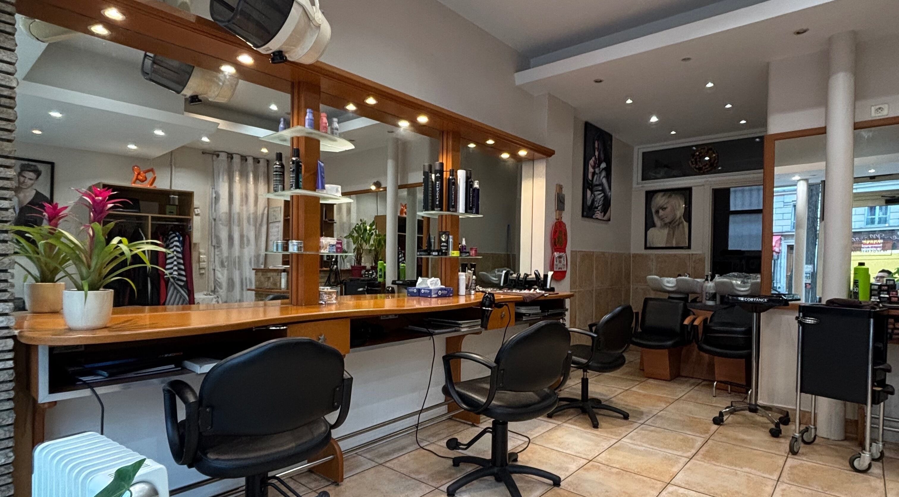 Alexandre Coiffure在巴黎，Île-de-france，FR的时尚室内，提供高质量的美容服务。