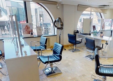 Spacious hair salon at JulietteHaistylist in Montréal, Québec, CA with modern styling chairs and bright natural light.