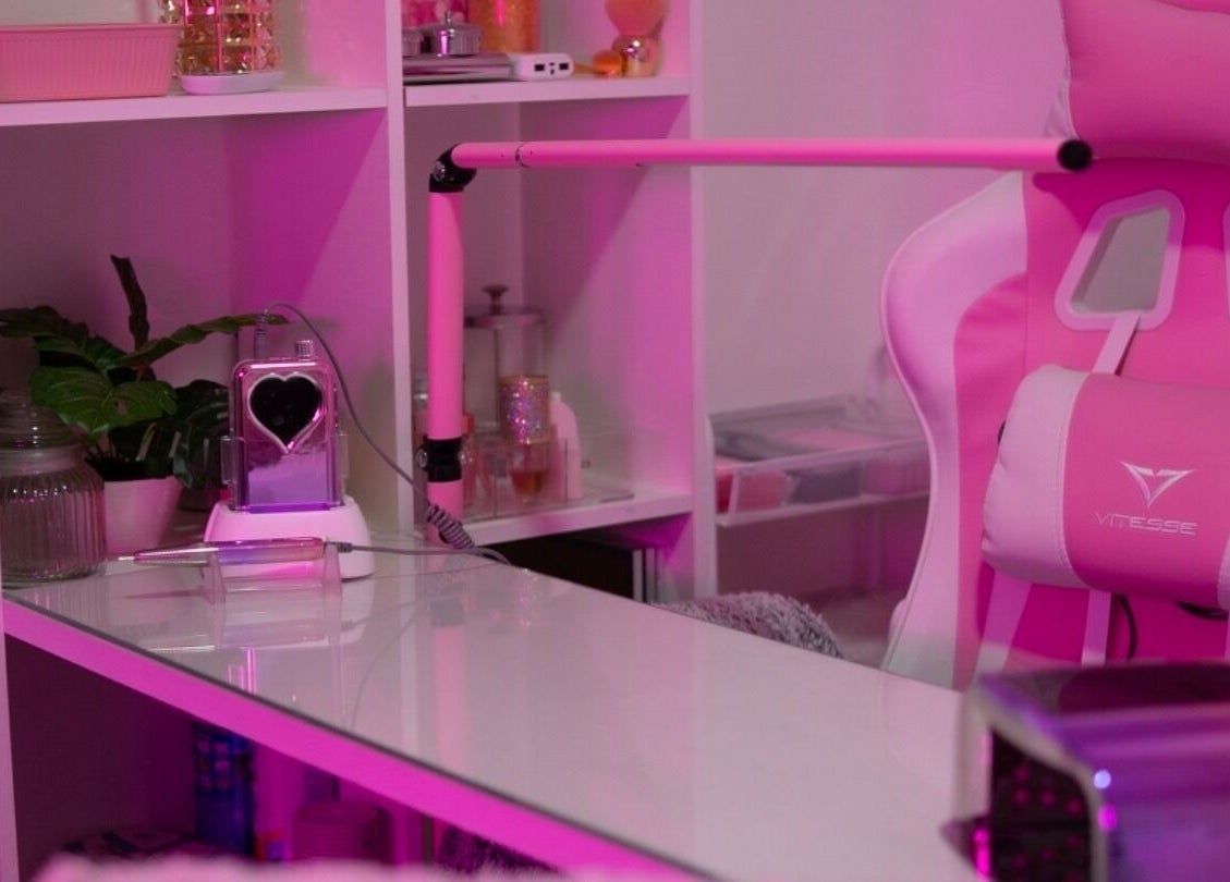 Modern salon setup at Yoniverse Curaçao featuring a pink chair and desk. Willemstad, Curaçao, CW.