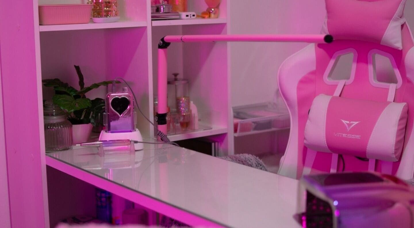 Modern salon setup at Yoniverse Curaçao featuring a pink chair and desk. Willemstad, Curaçao, CW.