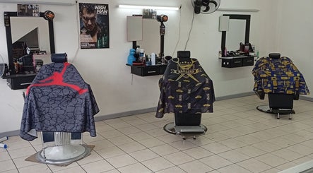 Interior moderno de The Upper Cut Barbershop en Heredia, Heredia, CR con sillas estilizadas.