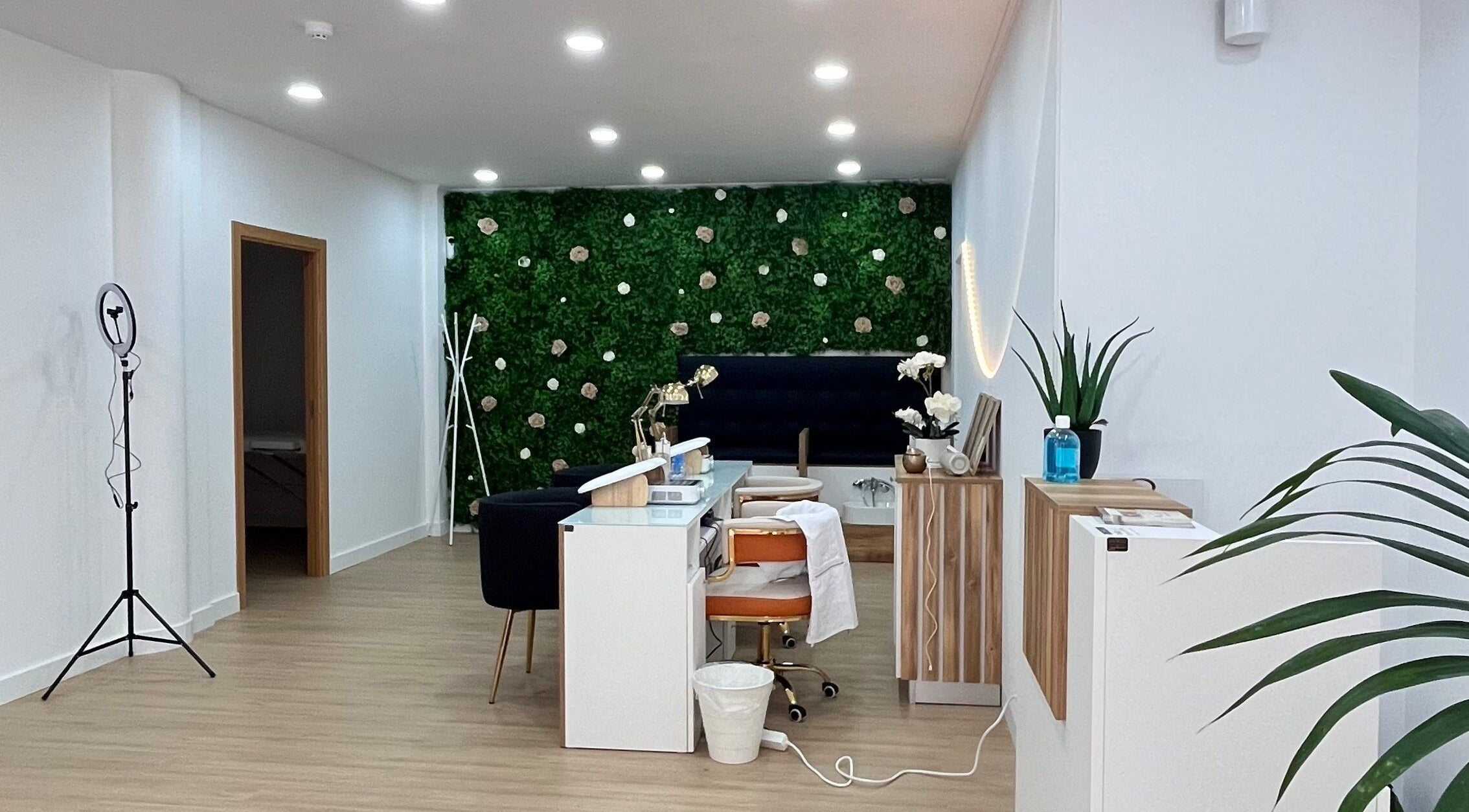 Espaço acolhedor do GLOW PARIS em Espinho, Aveiro, PT, com decoração verde e mesa de manicure.