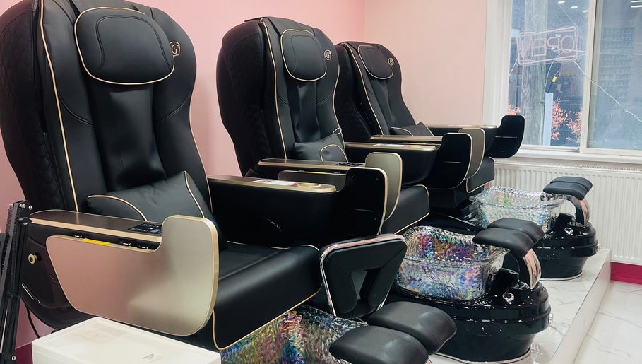 Ghế massage hiện đại tại Uptown Nails and Beauty Spa, Toronto, Ontario, CA cho trải nghiệm thư giãn tuyệt vời.