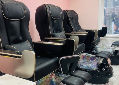 Ghế massage hiện đại tại Uptown Nails and Beauty Spa, Toronto, Ontario, CA cho trải nghiệm thư giãn tuyệt vời.