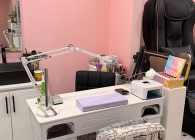 Góc làm móng tại Uptown Nails and Beauty Spa, Toronto, Ontario, CA với không gian ấm cúng.