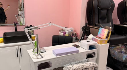 Góc làm móng tại Uptown Nails and Beauty Spa, Toronto, Ontario, CA với không gian ấm cúng.