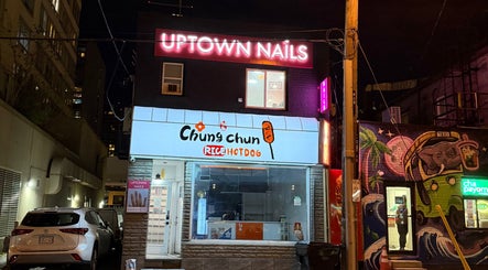 Bảng hiệu Uptown Nails and Beauty Spa nổi bật tại Toronto, Ontario, CA, vào ban đêm với ánh đèn neon sáng.