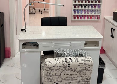 Trạm làm móng sang trọng tại Uptown Nails and Beauty Spa ở Toronto, Ontario, CA với không gian hiện đại.