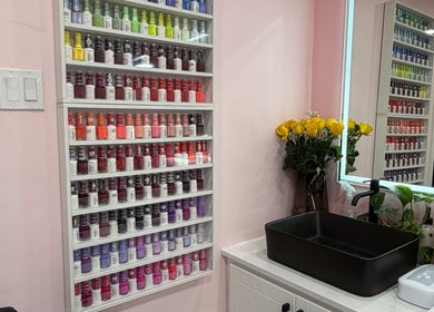 Bộ sưu tập sơn móng tại Uptown Nails and Beauty Spa, Toronto, Ontario, CA với nhiều màu sắc đa dạng.