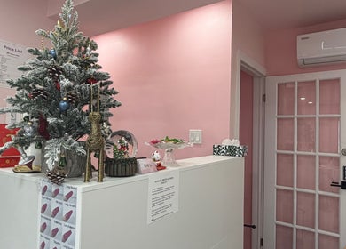 Góc lễ tân ấm cúng tại Uptown Nails and Beauty Spa, Toronto, Ontario, CA với cây thông trang trí.