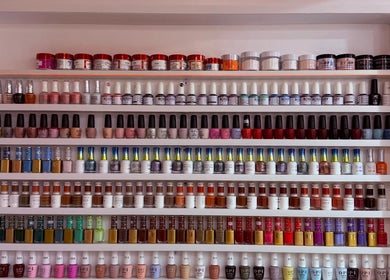 Kệ sơn móng đa dạng tại Uptown Nails and Beauty Spa, Toronto, Ontario, CA với nhiều màu sắc phong phú.