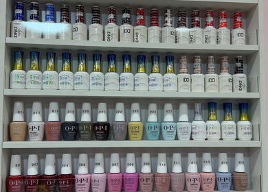 Kệ sơn móng tại Uptown Nails and Beauty Spa, Toronto, Ontario, CA mang nhiều màu sắc đa dạng.