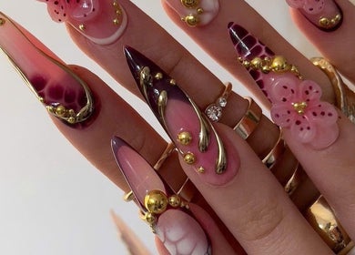 Thiết kế móng nghệ thuật tại Uptown Nails and Beauty Spa, Toronto, Ontario, CA với sắc hồng và chi tiết vàng.