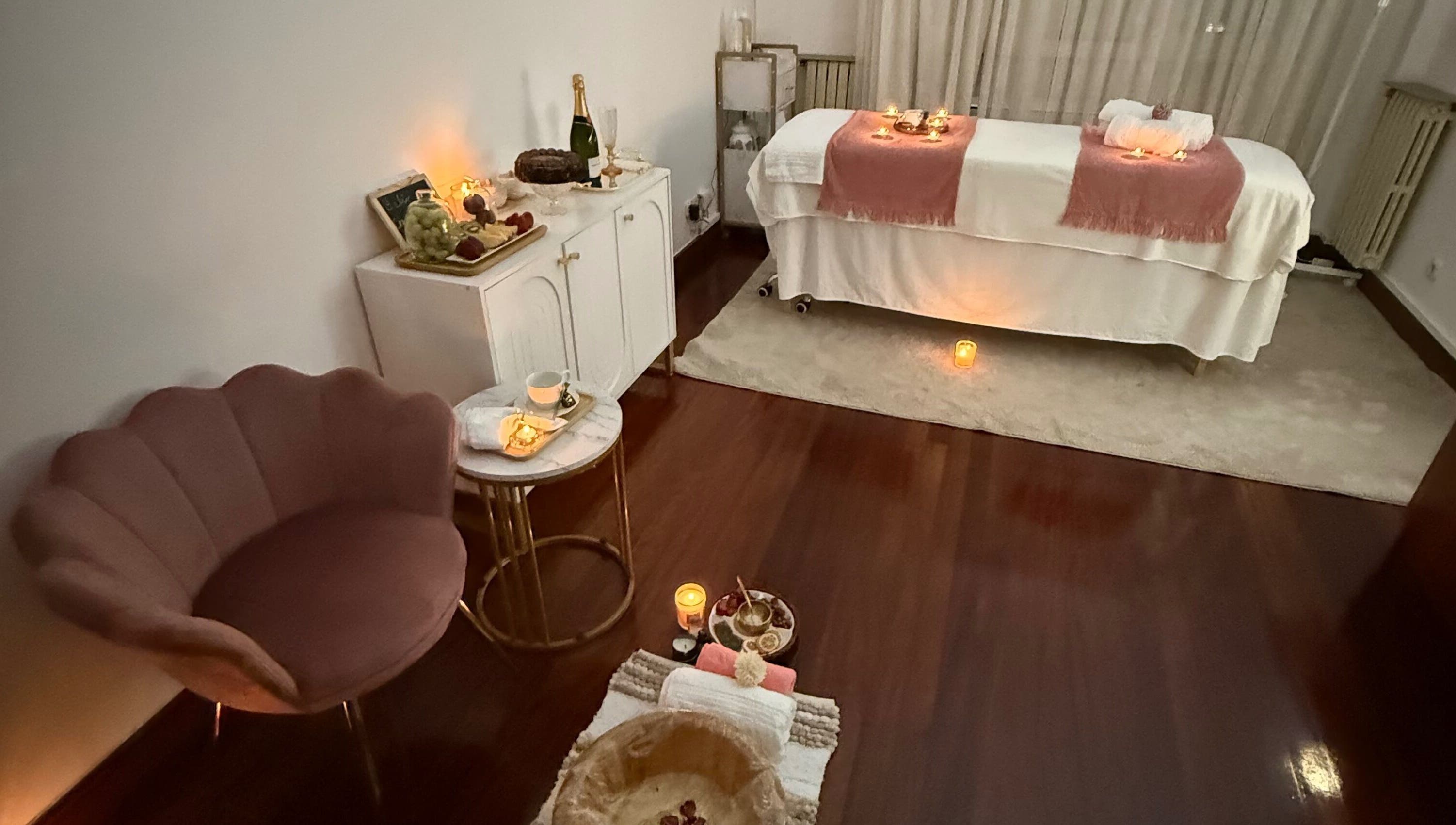 Sala de masajes en Adri Oliver Masajes Bienestar, Donostia, con cama y ambientación relajante.