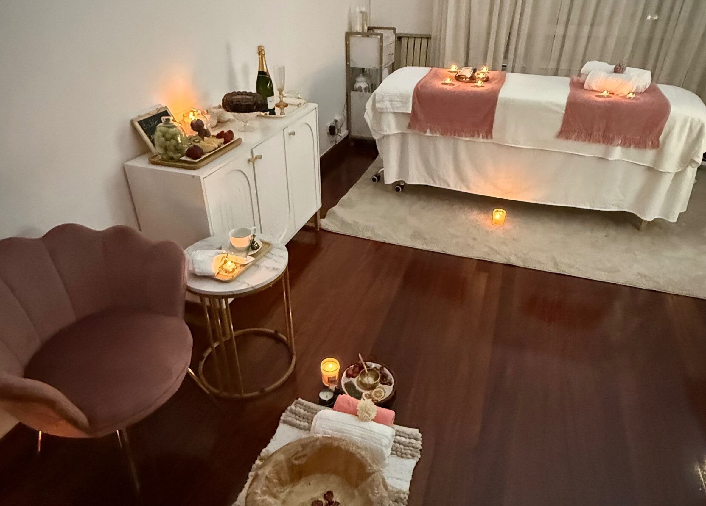 Sala de masajes en Adri Oliver Masajes Bienestar, Donostia, con cama y ambientación relajante.