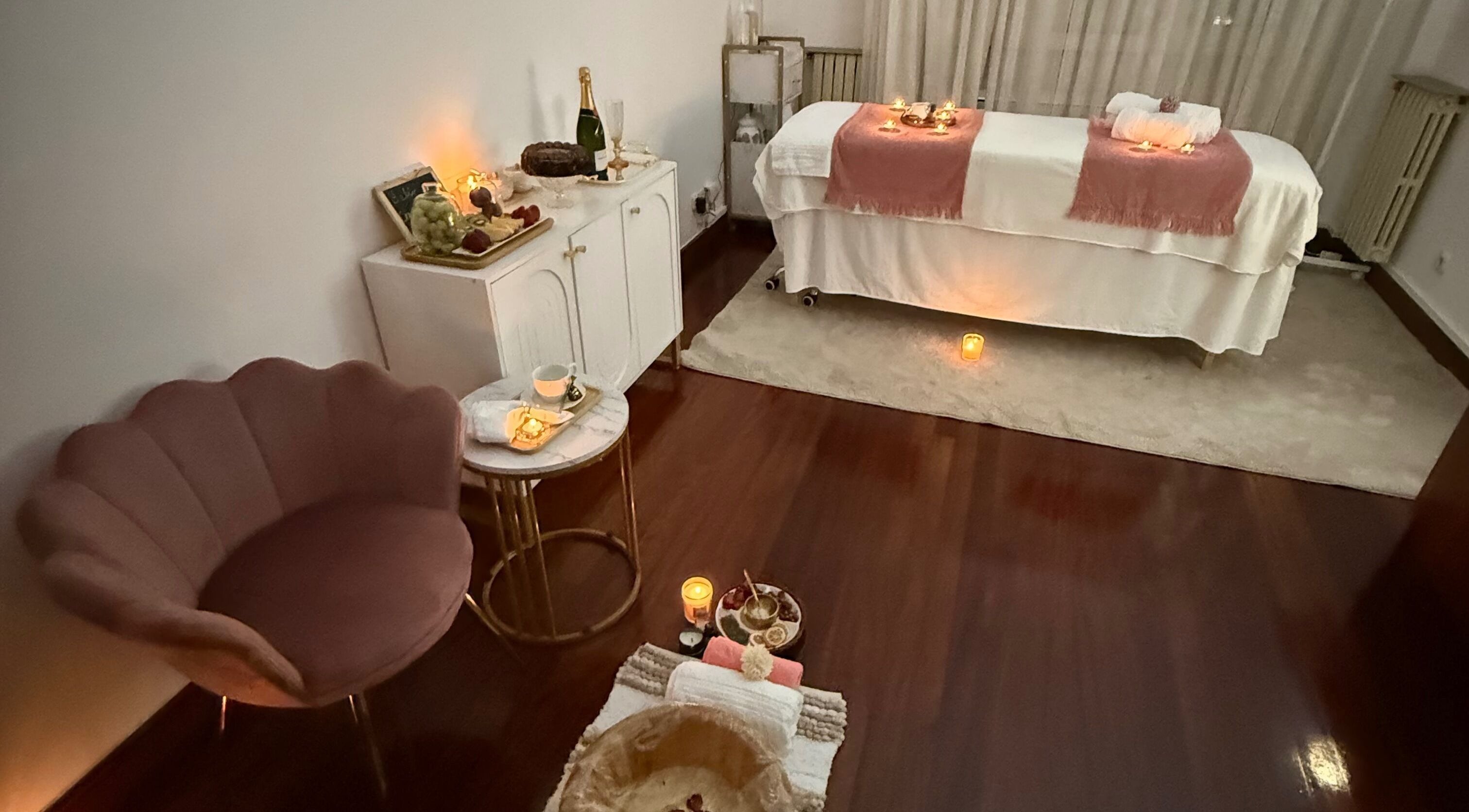 Sala de masajes en Adri Oliver Masajes Bienestar, Donostia, con cama y ambientación relajante.