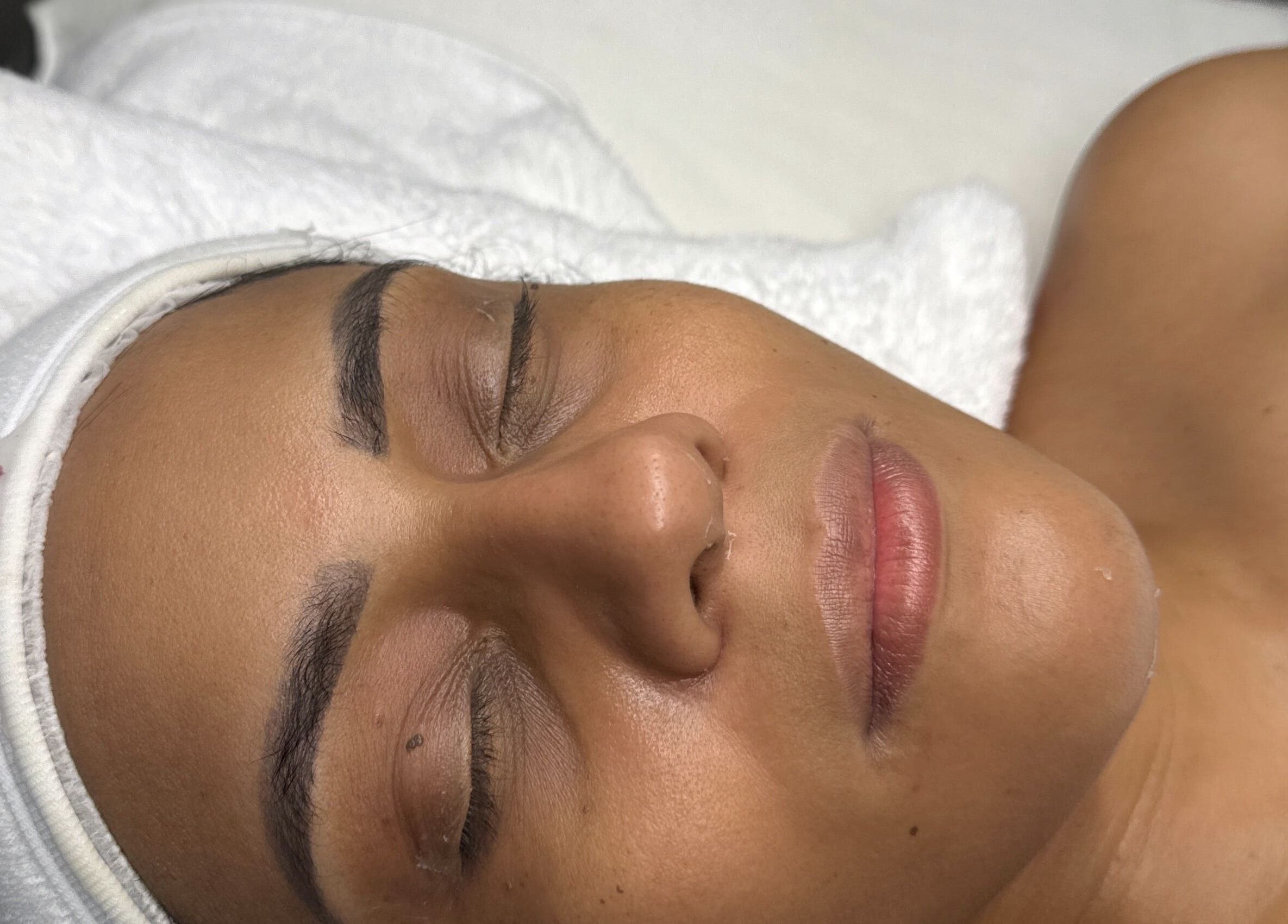 Cliente relajado en masaje facial en Adri Oliver Masajes Bienestar, Donostia / San Sebastián, Euskadi, ES.