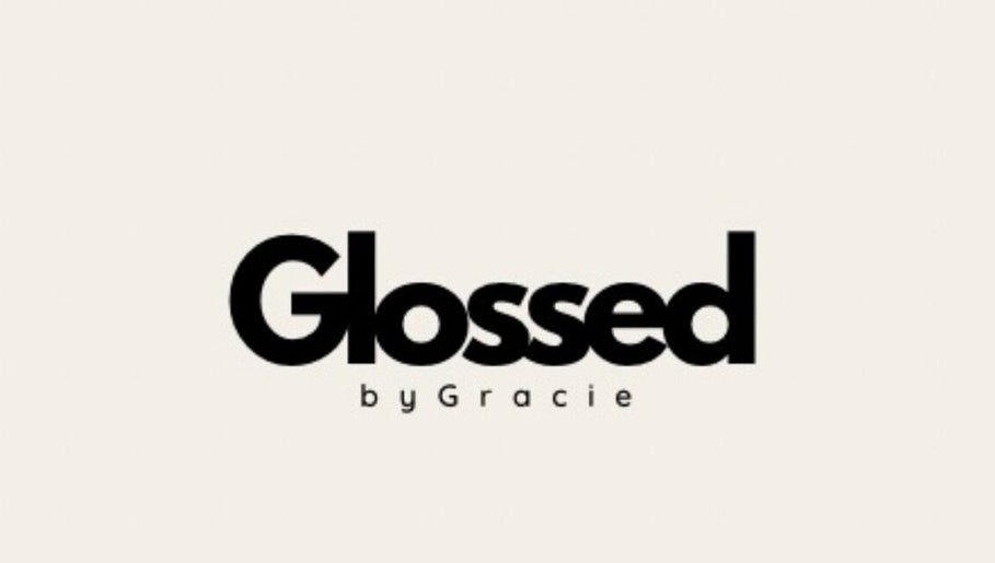 Logo of glossedbygracie, a beauty salon in Nuneaton, England, GB, showcasing elegant typography.