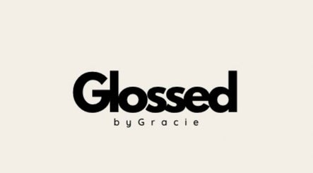 Logo of glossedbygracie, a beauty salon in Nuneaton, England, GB, showcasing elegant typography.