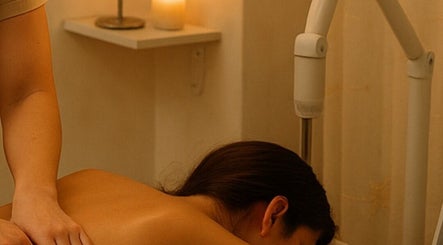 Massaggio rilassante a Naila'sNails, Campagnano Di Roma, Lazio, IT, in un ambiente caldo e accogliente.